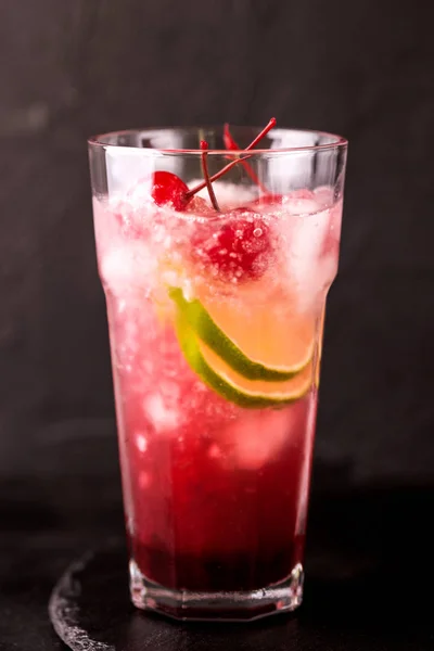 Cocktail alcoólico gin de cereja azeda ou alpendre. Limonada . — Fotografia de Stock