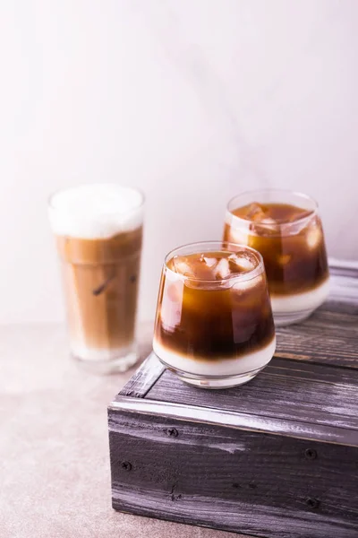 Iskaffe i glas med mjölk. Svart bakgrund — Stockfoto