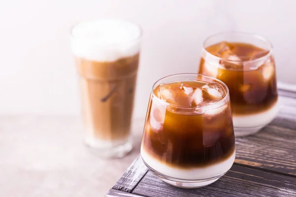 Παγωμένο καφέ σε ποτήρια με το γάλα. Μαύρο φόντο — Φωτογραφία Αρχείου