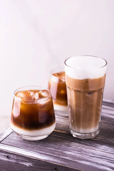 Iskaffe i glas med mjölk. Svart bakgrund — Stockfoto