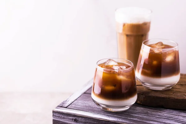 Es kopi dalam gelas dengan susu. Latar belakang hitam — Stok Foto