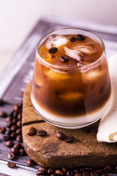 Iskaffe i glas med mjölk. Svart bakgrund — Stockfoto