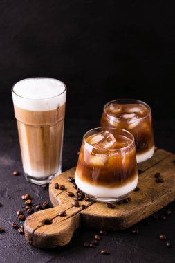 Süt ile bardaklarda buzlu kahve. Siyah arka plan