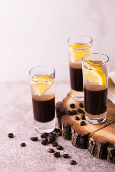Αλκοολούχα κοκτέιλ ασημένια σφαίρα με τζιν, λικέρ καφέ και το le — Φωτογραφία Αρχείου