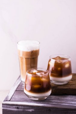 Süt ile bardaklarda buzlu kahve. Siyah arka plan