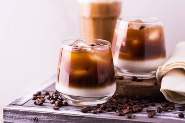 Süt ile bardaklarda buzlu kahve. Siyah arka plan