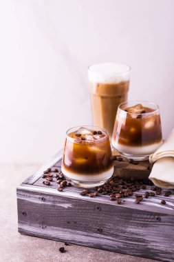 Süt ile bardaklarda buzlu kahve. Siyah arka plan