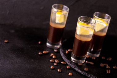 Cin, kahve likörü ve le ile alkollü kokteyl gümüş kurşun