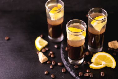 Cin, kahve likörü ve le ile alkollü kokteyl gümüş kurşun