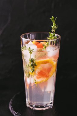 Cin acı limon kekik ve greyfurt. Meyve limonata.