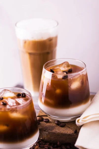 Es kopi dalam gelas dengan susu. Latar belakang hitam — Stok Foto