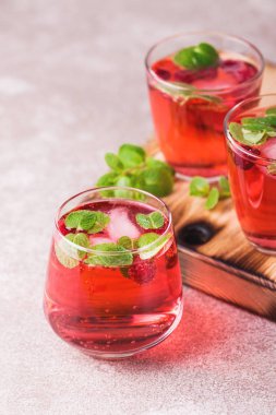 Aperatif campari, nane ve ahududu. Buzlu limonata