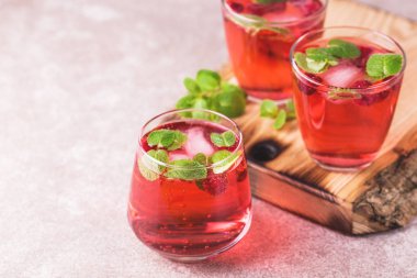 Aperatif campari, nane ve ahududu. Buzlu limonata