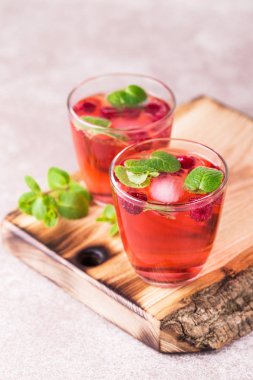 Aperatif campari, nane ve ahududu. Buzlu limonata