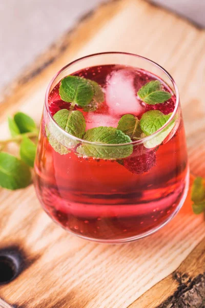 Aperatif campari, nane ve ahududu. Buzlu limonata