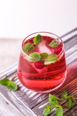 Aperatif campari, nane ve ahududu. Buzlu limonata