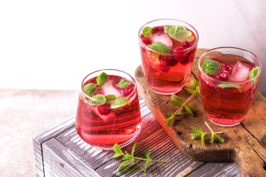 Aperatif campari, nane ve ahududu. Buzlu limonata