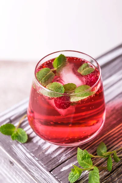 Aperitivo com campari, hortelã e framboesa. Limonada gelada — Fotografia de Stock