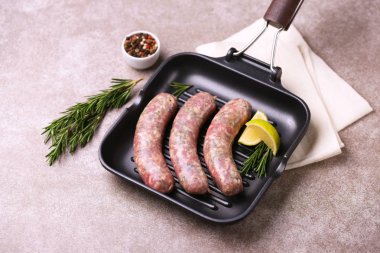 Biberiye ve limon ile ham ev yapımı sosis 