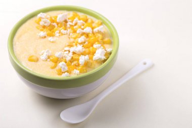 Polenta beyaz peynir ile. Mısır püresi. İtalyan meze. Ahşap bac