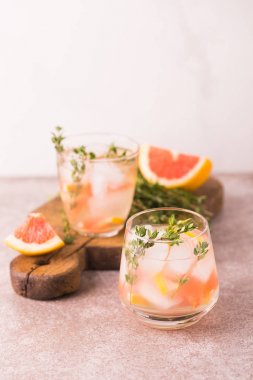 Cin acı limon kekik ve greyfurt. Meyve limonata.