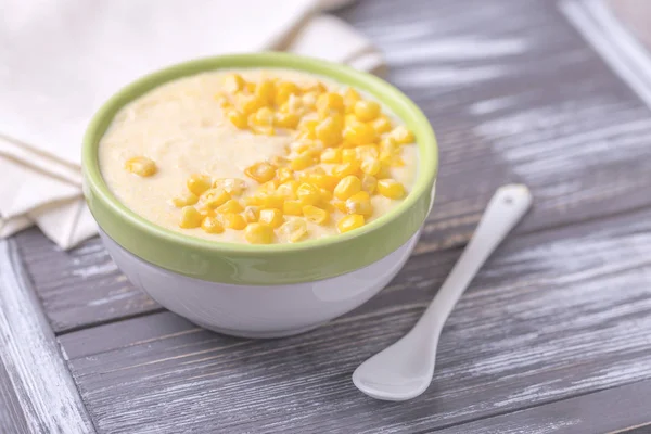 Polenta met feta. Maïs-PAP. Italiaanse hapjes. Houten bac — Stockfoto