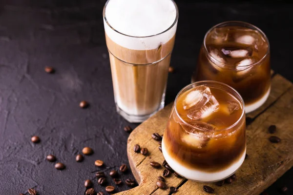 Iskaffe i glas med mjölk. Svart bakgrund — Stockfoto