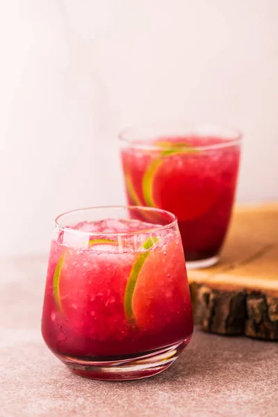 Alkoholischer Cocktail Sauerkirsch Gin oder Veranda Crawler. Limonade. — Stockfoto