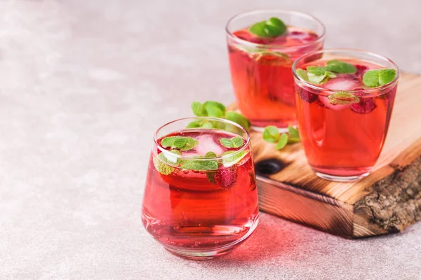 Aperitivo com campari, hortelã e framboesa. Limonada gelada — Fotografia de Stock