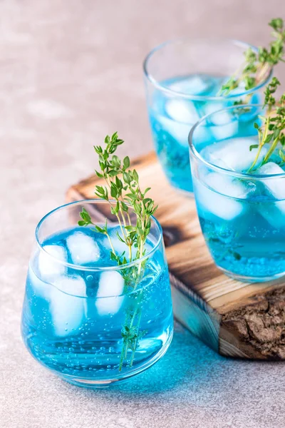 Cocktail Ice Blue con timo. Liquore al curacao blu. Estate — Foto Stock