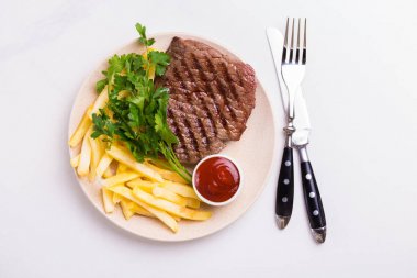 Izgara dana biftek domates, patates kızartması ile. Barbekü, Barbekü beni