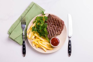 Izgara dana biftek domates, patates kızartması ile. Barbekü, Barbekü beni