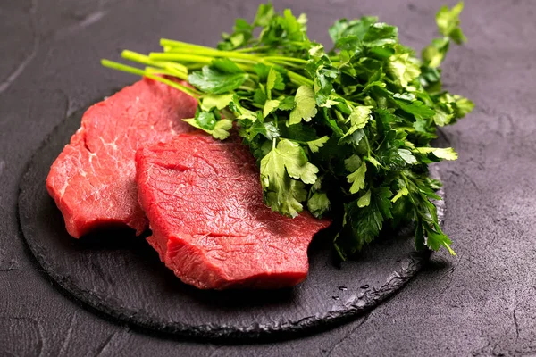 Taze çiğ Dana bonfile ve baharat ile mermer biftek — Stok fotoğraf