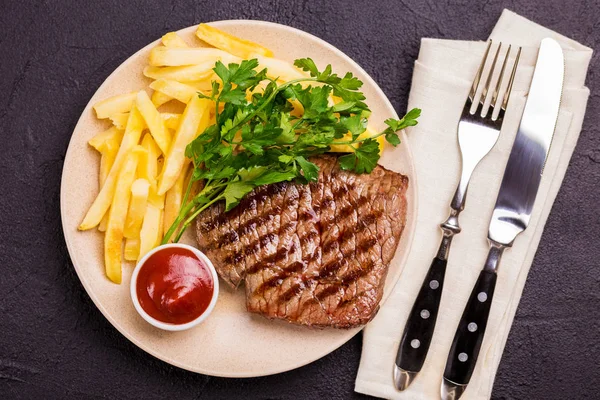 Bife grelhado com tomate, batatas fritas. Churrasco, bbq me — Fotografia de Stock