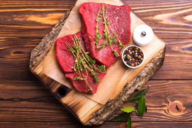 Taze çiğ Dana bonfile ve baharat ile mermer biftek