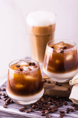 Süt ile bardaklarda buzlu kahve. Siyah arka plan