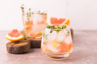 Cin acı limon kekik ve greyfurt. Meyve limonata.