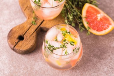 Cin acı limon kekik ve greyfurt. Meyve limonata.