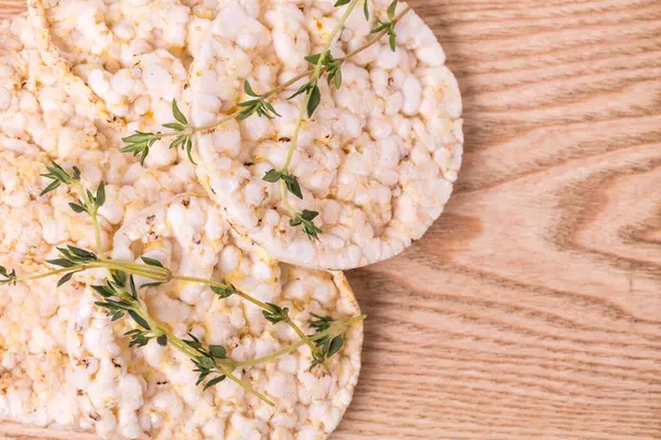 Reiskuchen Mit Thymian Auf Weißem Hintergrund — Stockfoto