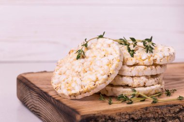 Beyaz arkaplanda kekik olan pirinç kekleri