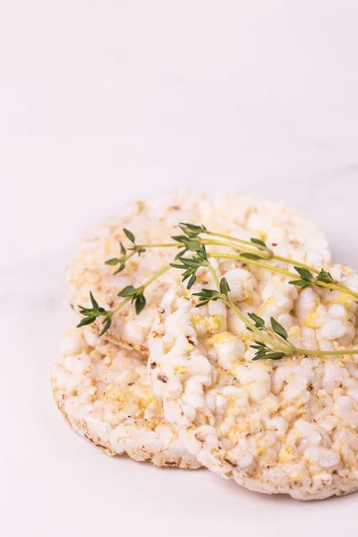 Pasteles Arroz Con Tomillo Sobre Fondo Blanco — Foto de Stock