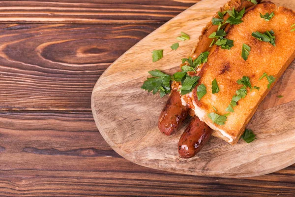 Podwójne Hot Dogi Francuskimi Bułeczkami Karmelizowaną Cebulą Sosem Majonezowym Ketchupem — Zdjęcie stockowe