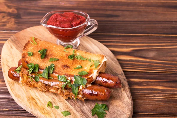 Doppelte Würstchen Mit Französischen Brioche Brötchen Und Karamellisierten Zwiebeln Garniert — Stockfoto