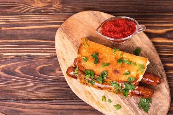 Doppelte Würstchen Mit Französischen Brioche Brötchen Und Karamellisierten Zwiebeln Garniert — Stockfoto