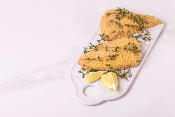 Roh Zubereitete Hühnerbrustfilets Mit Panade Zitrone Und Thymian — Stockfoto