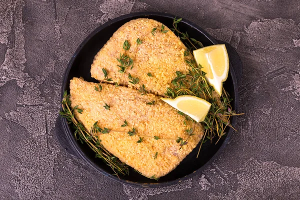 Roh Zubereitete Hühnerbrustfilets Mit Panade Zitrone Und Thymian — Stockfoto