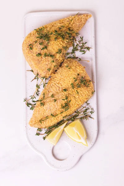 Roh Zubereitete Hühnerbrustfilets Mit Panade Zitrone Und Thymian — Stockfoto