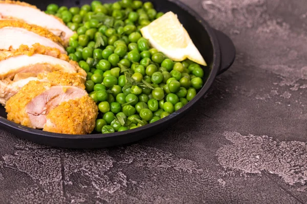 Gegrilltes Hühnerfilet Gefüllt Mit Julienne Zitrone Und Gedünsteter Grüner Erbse — Stockfoto