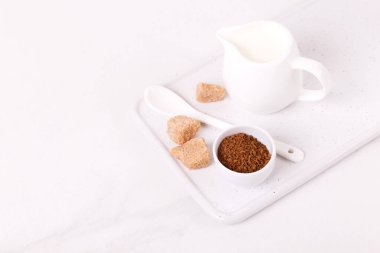 Sütlü ve kamışlı dalgona kahvesi için malzemeler. Güney Kore 'de moda soğuk yaz içeceği