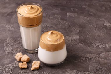 Sütlü ve baston şekerli dalgona kahvesi. Güney Kore 'de moda soğuk yaz içeceği